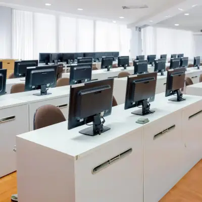 Diversos equipamentos usados de computadores numa sala.