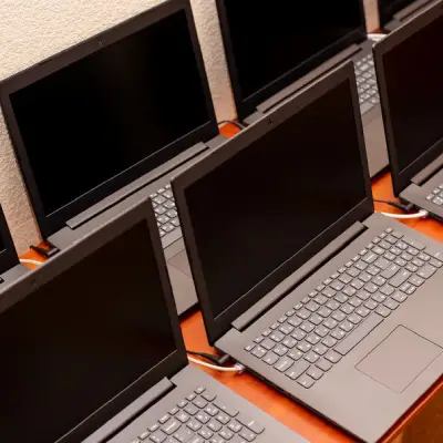 Diversos equipamentos usados de notebooks em cima de uma mesa.