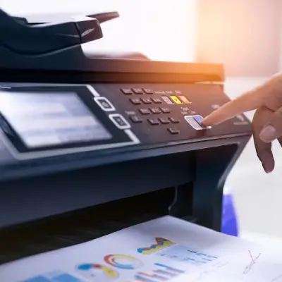 Uma pessoa apertando um botão para escanear um documento.