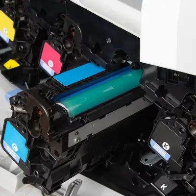 Equipamentos usados de tonners sendo mostrados dentro da impressora.